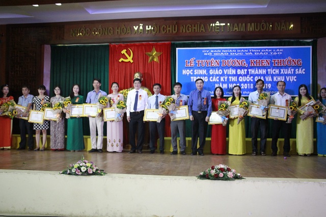 Đắk Lắk: Tổ chức tuyên dương, khen thưởng học sinh giỏi quốc gia và khu vực - 3 Đắk Lắk: Tổ chức tuyên dương, khen thưởng học sinh giỏi quốc gia và khu vực - 3