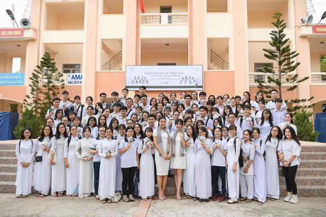 Hoa hậu Ngọc Hân tiết lộ tuổi thơ từng bị ám ảnh mỗi khi bố dạy Toán - 4 Hoa hậu Ngọc Hân tiết lộ tuổi thơ từng bị ám ảnh mỗi khi bố dạy Toán - 4