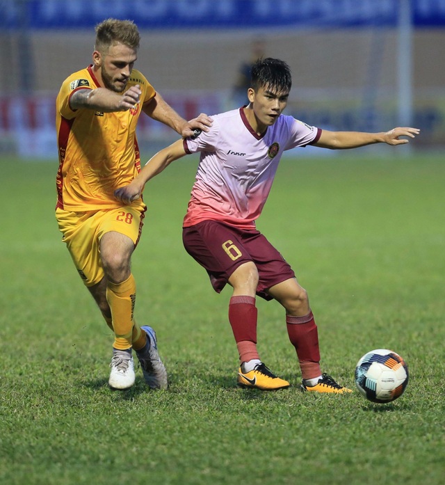 Thắng Sài Gòn FC phút cuối, CLB Thanh Hoá bất bại 6 trận liên tiếp - 2 Thắng Sài Gòn FC phút cuối, CLB Thanh Hoá bất bại 6 trận liên tiếp - 2