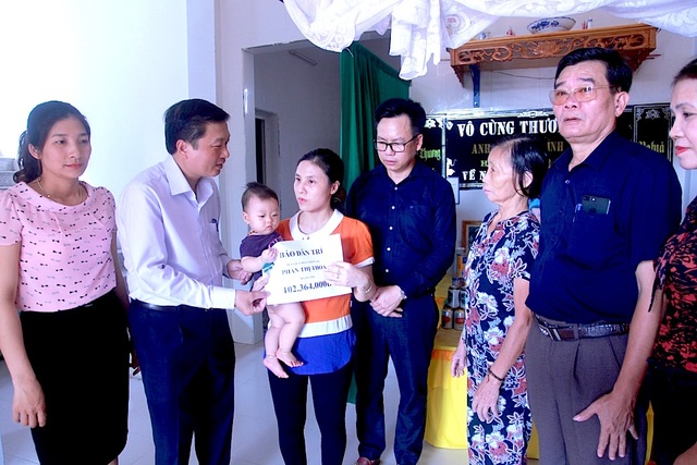Bạn đọc Dân trí giúp đỡ hơn 100 triệu đồng đến người mẹ và 3 đứa con thơ dại lâm cảnh đường cùng - 2 Bạn đọc Dân trí giúp đỡ hơn 100 triệu đồng đến người mẹ và 3 đứa con thơ dại lâm cảnh đường cùng - 2