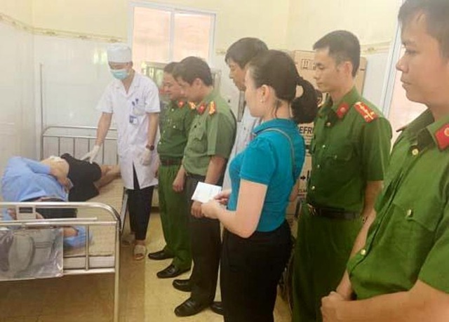 Dùng súng chĩa thẳng vào quán bia bóp cò - 3 Dùng súng chĩa thẳng vào quán bia bóp cò - 3