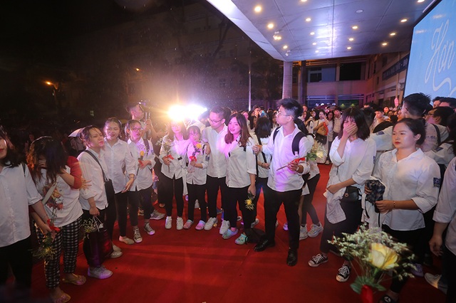 Giọt nước mắt xúc động của học trò lớp 12 trong lễ tri ân và trưởng thành - 10 Giọt nước mắt xúc động của học trò lớp 12 trong lễ tri ân và trưởng thành - 10