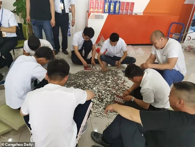 Nữ “đại gia” mang 66 túi tiền xu đi mua ô tô, 17 nhân viên đếm 3 ngày mới xong - 1 Nữ “đại gia” mang 66 túi tiền xu đi mua ô tô, 17 nhân viên đếm 3 ngày mới xong - 1