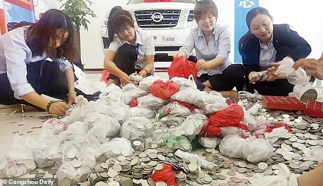 Nữ “đại gia” mang 66 túi tiền xu đi mua ô tô, 17 nhân viên đếm 3 ngày mới xong - 2 Nữ “đại gia” mang 66 túi tiền xu đi mua ô tô, 17 nhân viên đếm 3 ngày mới xong - 2