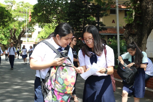 “Giá xăng tăng” vào đề thi Toán lớp 10 trường Phổ thông Năng khiếu - 2 “Giá xăng tăng” vào đề thi Toán lớp 10 trường Phổ thông Năng khiếu - 2