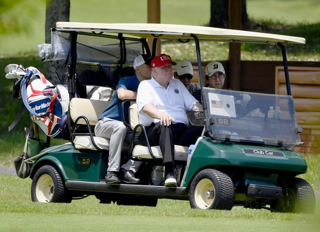 Tổng thống Trump chụp ảnh “tự sướng” cùng Thủ tướng Nhật Bản trên sân golf - 10