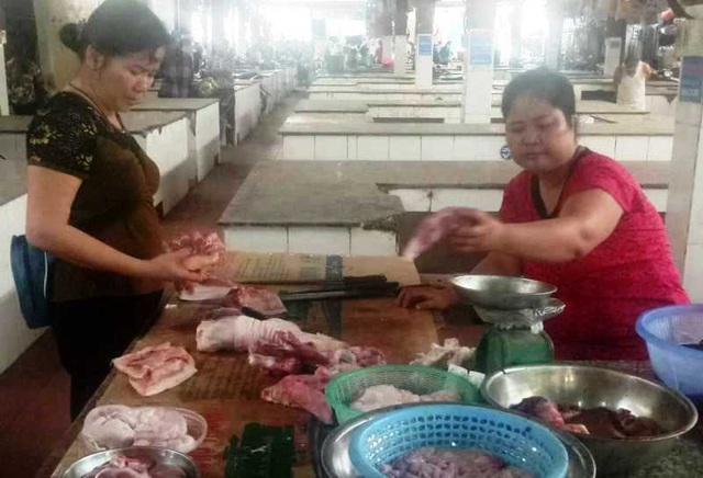 Hàng trăm sạp thịt lợn “gác thớt”: Chỉ được phép tiêu thụ trong vùng dịch - 4 Hàng trăm sạp thịt lợn “gác thớt”: Chỉ được phép tiêu thụ trong vùng dịch - 4