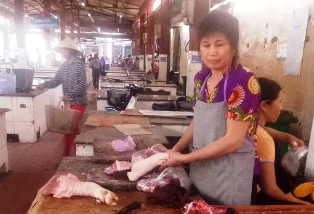 Hàng trăm sạp thịt lợn “gác thớt”: Chỉ được phép tiêu thụ trong vùng dịch - 3 Hàng trăm sạp thịt lợn “gác thớt”: Chỉ được phép tiêu thụ trong vùng dịch - 3