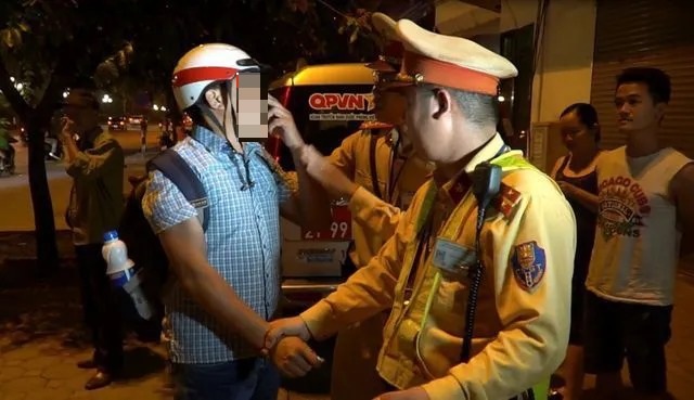 Thiên nga ngất xỉu vì nắng nóng, tài xế say xỉn vờ... câm khi gặp cảnh sát - 1 Thiên nga ngất xỉu vì nắng nóng, tài xế say xỉn vờ... câm khi gặp cảnh sát - 1
