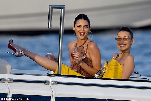 Kendall Jenner vui đùa trên biển cùng Bella Hadid | Báo Dân trí