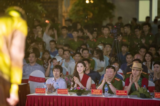 Hoa hậu Phí Thuỳ Linh, Xuân Bắc ướt nhẹp vì làm giám khảo giữa trời mưa - 2 Hoa hậu Phí Thuỳ Linh, Xuân Bắc ướt nhẹp vì làm giám khảo giữa trời mưa - 2