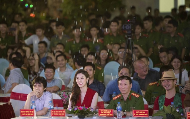 Hoa hậu Phí Thuỳ Linh, Xuân Bắc ướt nhẹp vì làm giám khảo giữa trời mưa - 1 Hoa hậu Phí Thuỳ Linh, Xuân Bắc ướt nhẹp vì làm giám khảo giữa trời mưa - 1