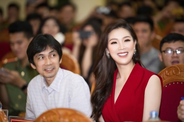 Hoa hậu Phí Thuỳ Linh, Xuân Bắc ướt nhẹp vì làm giám khảo giữa trời mưa - 3 Hoa hậu Phí Thuỳ Linh, Xuân Bắc ướt nhẹp vì làm giám khảo giữa trời mưa - 3