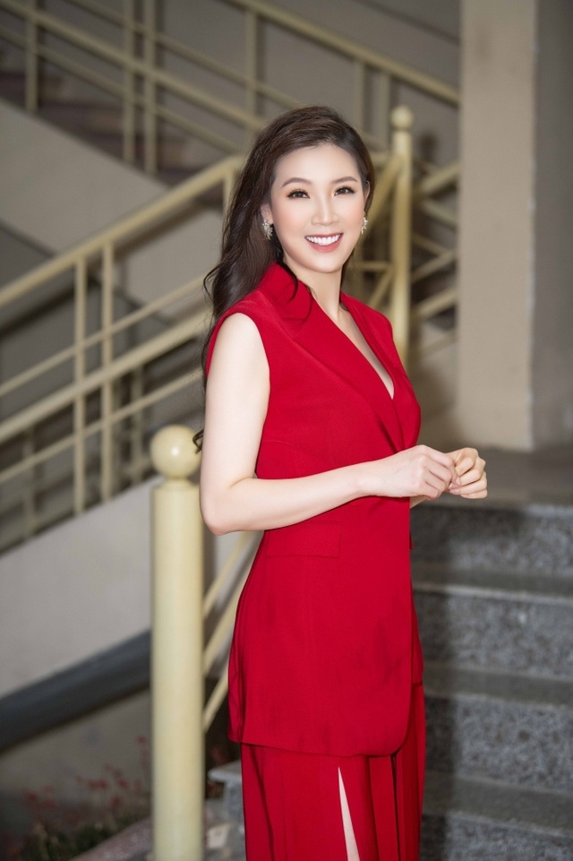 Hoa hậu Phí Thuỳ Linh, Xuân Bắc ướt nhẹp vì làm giám khảo giữa trời mưa - 7 Hoa hậu Phí Thuỳ Linh, Xuân Bắc ướt nhẹp vì làm giám khảo giữa trời mưa - 7