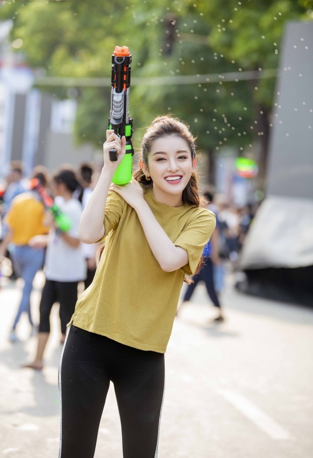 Sở thích lạ lùng của Á hậu Huyền My, Văn Mai Hương - 1 Sở thích lạ lùng của Á hậu Huyền My, Văn Mai Hương - 1