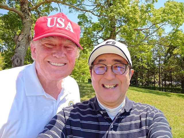 Tổng thống Trump chụp ảnh “tự sướng” cùng Thủ tướng Nhật Bản trên sân golf - 4
