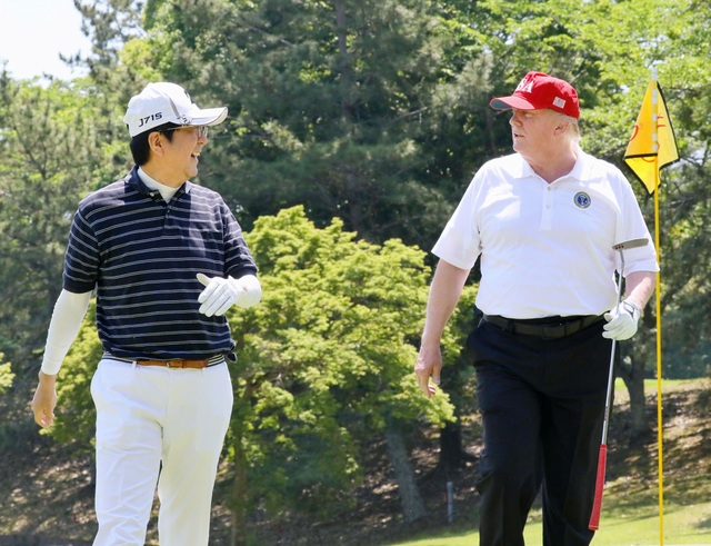 Tổng thống Trump chụp ảnh “tự sướng” cùng Thủ tướng Nhật Bản trên sân golf - 5