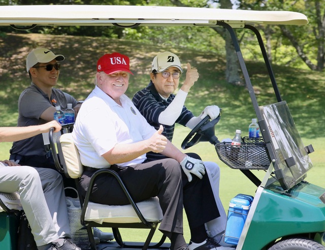 Tổng thống Trump chụp ảnh “tự sướng” cùng Thủ tướng Nhật Bản trên sân golf - 3