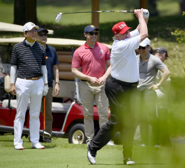 Tổng thống Trump chụp ảnh “tự sướng” cùng Thủ tướng Nhật Bản trên sân golf - 6