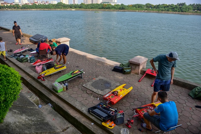 Thú chơi tàu siêu tốc mô hình xé nước mặt hồ Hà Nội - 2 Thú chơi tàu siêu tốc mô hình xé nước mặt hồ Hà Nội - 2