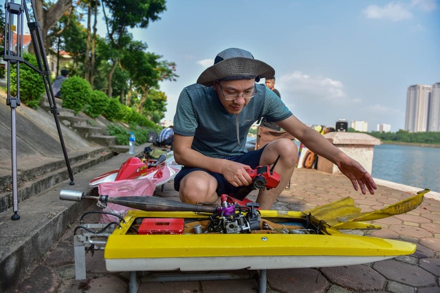 Thú chơi tàu siêu tốc mô hình xé nước mặt hồ Hà Nội - 5 Thú chơi tàu siêu tốc mô hình xé nước mặt hồ Hà Nội - 5