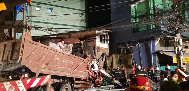 Xe ben lao vào nhà bán hủ tiếu, hàng chục người tháo chạy Xe ben lao vào nhà bán hủ tiếu, hàng chục người tháo chạy