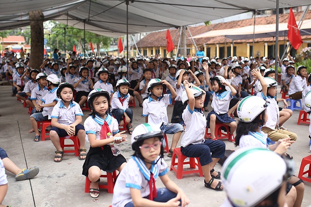 Trao tặng hơn 500 chiếc mũ bảo hiểm cho học sinh tiểu học - 1 Trao tặng hơn 500 chiếc mũ bảo hiểm cho học sinh tiểu học - 1