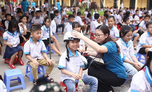 Trao tặng hơn 500 chiếc mũ bảo hiểm cho học sinh tiểu học - 5 Trao tặng hơn 500 chiếc mũ bảo hiểm cho học sinh tiểu học - 5