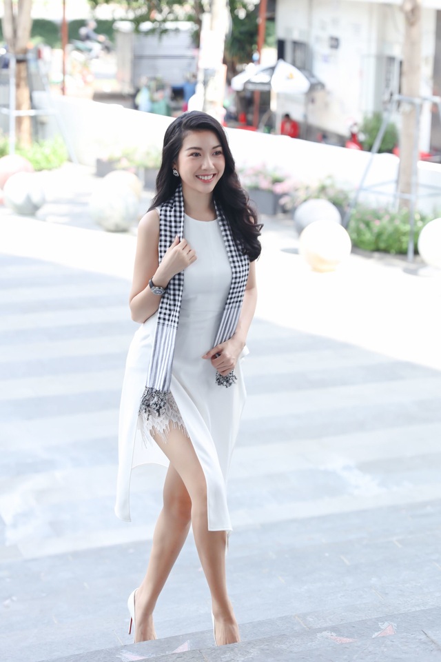 Á hậu Thúy Vân diện đầm xẻ quyến rũ trong buổi giao lưu với sinh viên - 2 Á hậu Thúy Vân diện đầm xẻ quyến rũ trong buổi giao lưu với sinh viên - 2