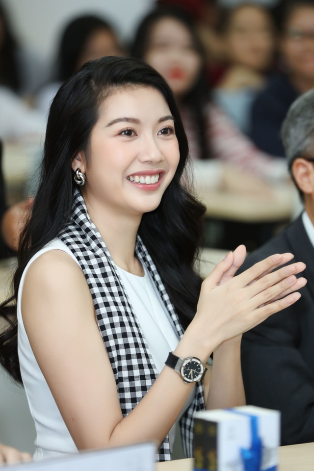 Á hậu Thúy Vân diện đầm xẻ quyến rũ trong buổi giao lưu với sinh viên - 4 Á hậu Thúy Vân diện đầm xẻ quyến rũ trong buổi giao lưu với sinh viên - 4