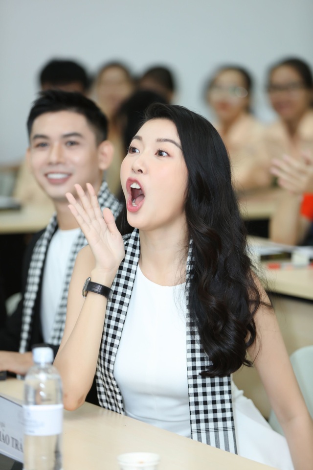 Á hậu Thúy Vân diện đầm xẻ quyến rũ trong buổi giao lưu với sinh viên - 3 Á hậu Thúy Vân diện đầm xẻ quyến rũ trong buổi giao lưu với sinh viên - 3