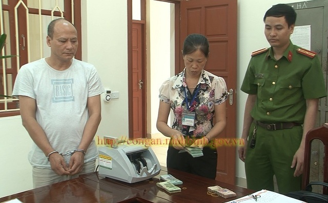 Bắt giữ hai đối tượng cho vay 260 triệu, 4 tháng tính lãi 150 triệu - 2 Bắt giữ hai đối tượng cho vay 260 triệu, 4 tháng tính lãi 150 triệu - 2