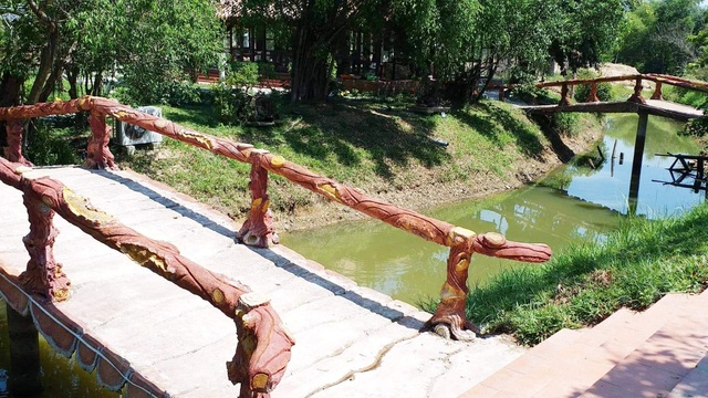“Đại gia” làm nhiều nhà dân bị lún, nứt tiếp tục chiếm đất công xây dựng trái phép - 5 “Đại gia” làm nhiều nhà dân bị lún, nứt tiếp tục chiếm đất công xây dựng trái phép - 5