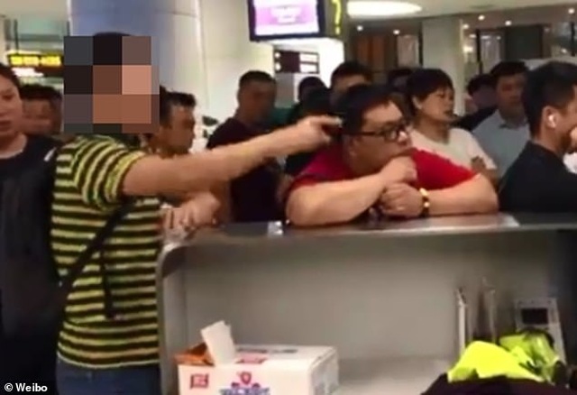 Khách Trung Quốc bắt tiếp viên quỳ gối xin lỗi vì máy bay trễ chuyến - 1