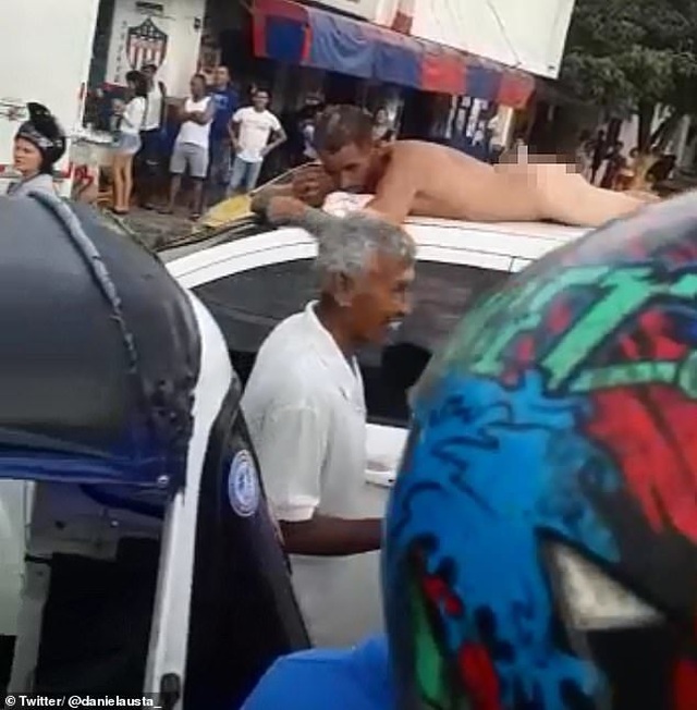 Người đàn ông bị buộc phải khỏa thân... nằm trên nóc ô tô vì ngoại tình