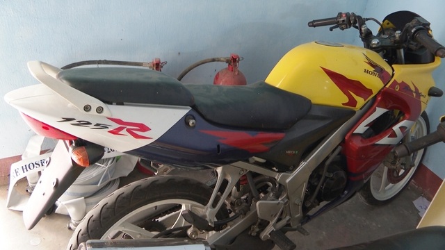 Phá đường dây buôn bán thiết bị xe máy trái phép “khủng” từ Lào về Việt Nam - 2 Phá đường dây buôn bán thiết bị xe máy trái phép “khủng” từ Lào về Việt Nam - 2