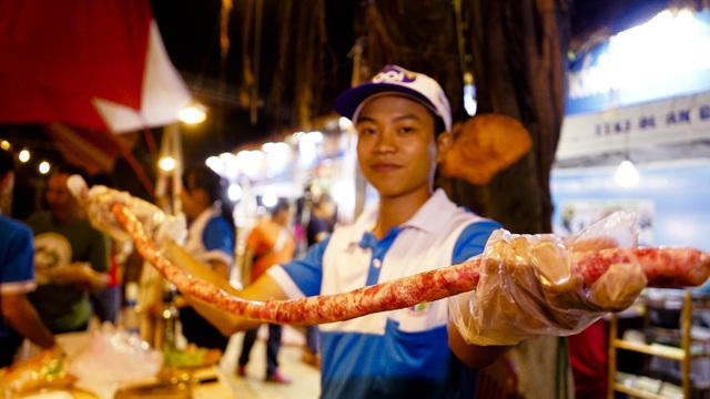 Lạ mắt với món Tung lò mò, tôm sú to bằng bàn tay - 1