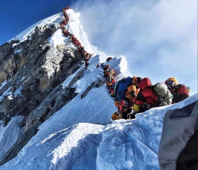 Năm 2019: 11 người chết trên đỉnh Everest và đây là lý do tại sao? - 1