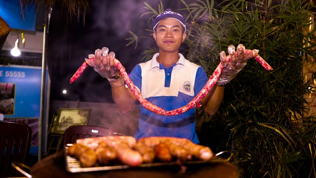 Lạ mắt với món Tung lò mò, tôm sú to bằng bàn tay - 2