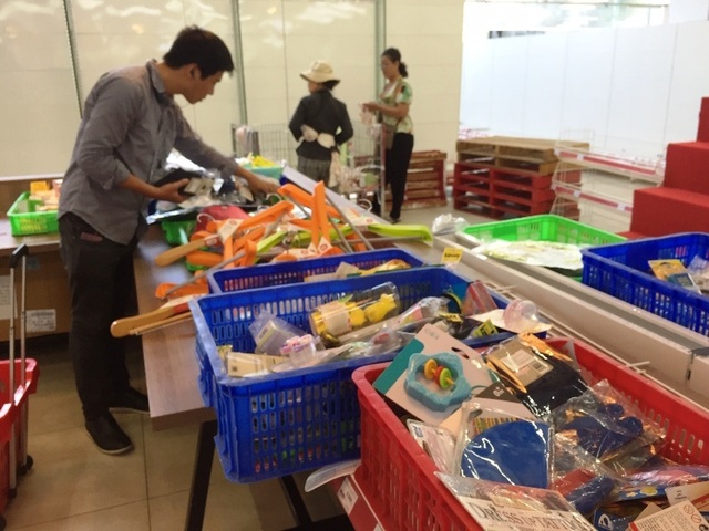 Người dân tiếp tục khui hàng hóa “vô tội vạ” và trộm cắp khi đến Auchan - 7 Người dân tiếp tục khui hàng hóa “vô tội vạ” và trộm cắp khi đến Auchan - 7