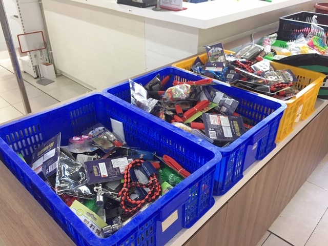 Người dân tiếp tục khui hàng hóa “vô tội vạ” và trộm cắp khi đến Auchan - 8 Người dân tiếp tục khui hàng hóa “vô tội vạ” và trộm cắp khi đến Auchan - 8