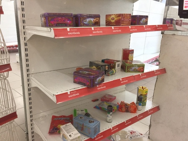 Người dân tiếp tục khui hàng hóa “vô tội vạ” và trộm cắp khi đến Auchan - 2 Người dân tiếp tục khui hàng hóa “vô tội vạ” và trộm cắp khi đến Auchan - 2