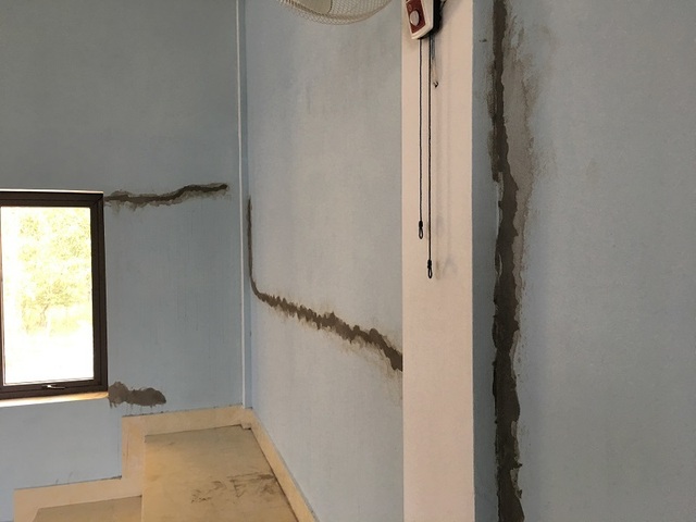 Quảng Bình: Nhà đa chức năng trường THCS chưa bàn giao đã nứt toác! - 3 Quảng Bình: Nhà đa chức năng trường THCS chưa bàn giao đã nứt toác! - 3