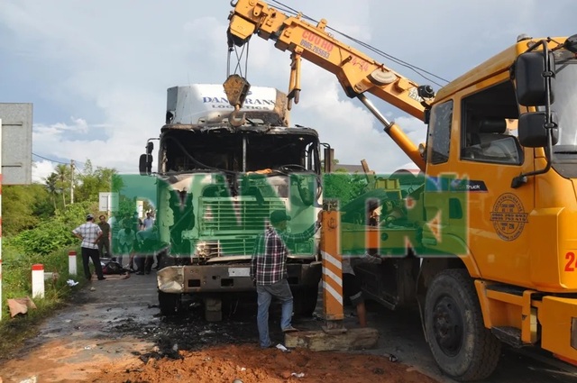 Tai nạn khủng khiếp trên quốc lộ, 1 phụ nữ chết cháy do xe đầu kéo cuốn dưới gầm - 1 Tai nạn khủng khiếp trên quốc lộ, 1 phụ nữ chết cháy do xe đầu kéo cuốn dưới gầm - 1