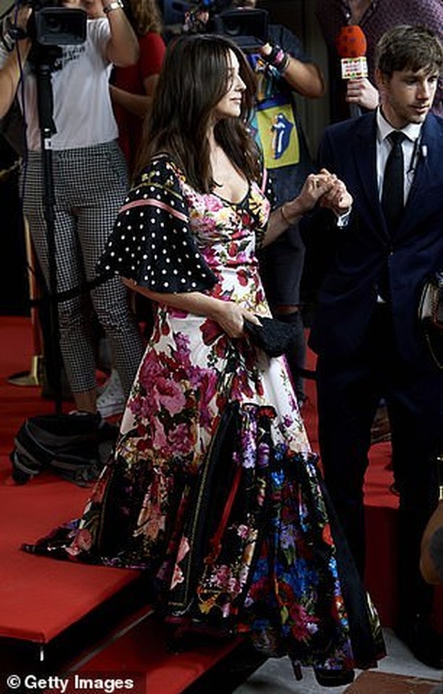 Monica Bellucci trẻ đẹp bên bạn trai kém 18 tuổi - 6 Monica Bellucci trẻ đẹp bên bạn trai kém 18 tuổi - 6