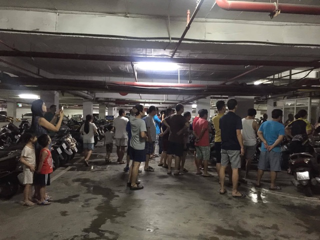 Hà Nội: Cả chung cư Hapulico náo loạn vì cháy cục wifi dưới tầng hầm - 1 Hà Nội: Cả chung cư Hapulico náo loạn vì cháy cục wifi dưới tầng hầm - 1