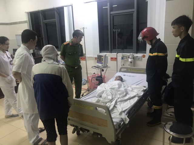Giải cứu thành công bé trai 3 tuổi ngất lịm trong đám cháy - 2 Giải cứu thành công bé trai 3 tuổi ngất lịm trong đám cháy - 2