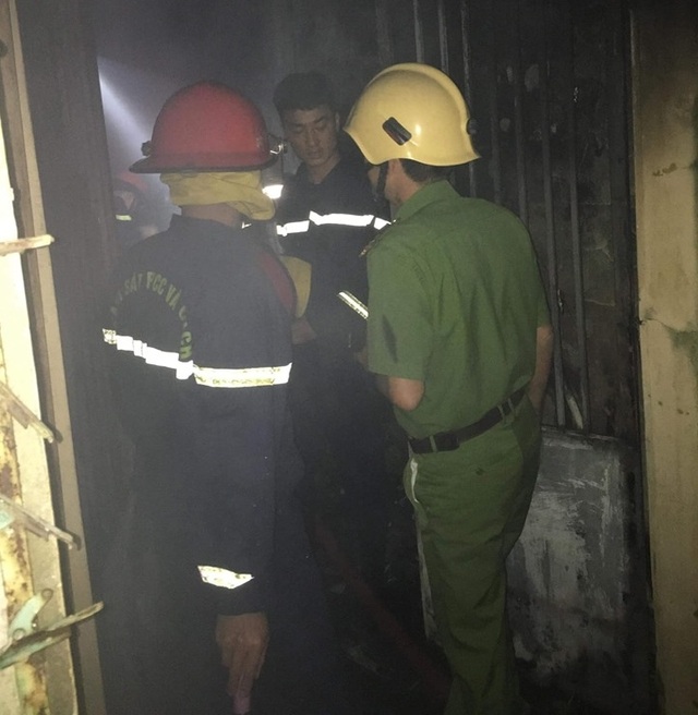 Giải cứu thành công bé trai 3 tuổi ngất lịm trong đám cháy - 1 Giải cứu thành công bé trai 3 tuổi ngất lịm trong đám cháy - 1