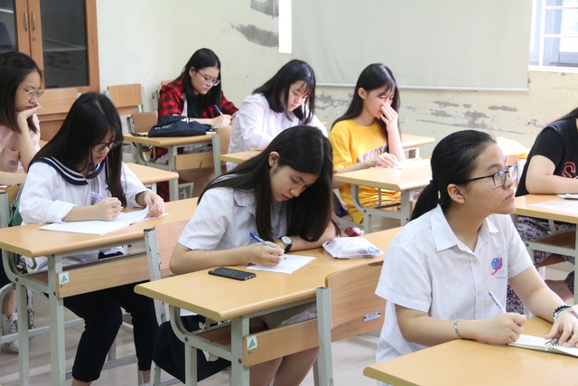 Tuyển sinh lớp 10 Hà Nội: 8 thí sinh vi phạm quy chế, 5 em bị đình chỉ trong ngày đầu - 2 Tuyển sinh lớp 10 Hà Nội: 8 thí sinh vi phạm quy chế, 5 em bị đình chỉ trong ngày đầu - 2
