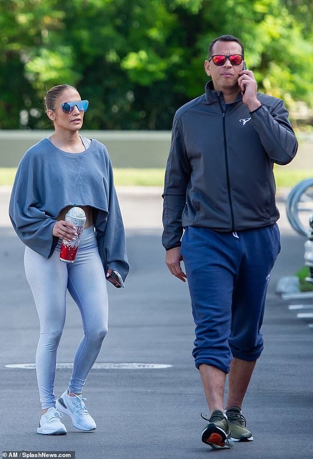 Jennifer Lopez khỏe khoắn ra phố với bạn trai kém tuổi - 1 Jennifer Lopez khỏe khoắn ra phố với bạn trai kém tuổi - 1